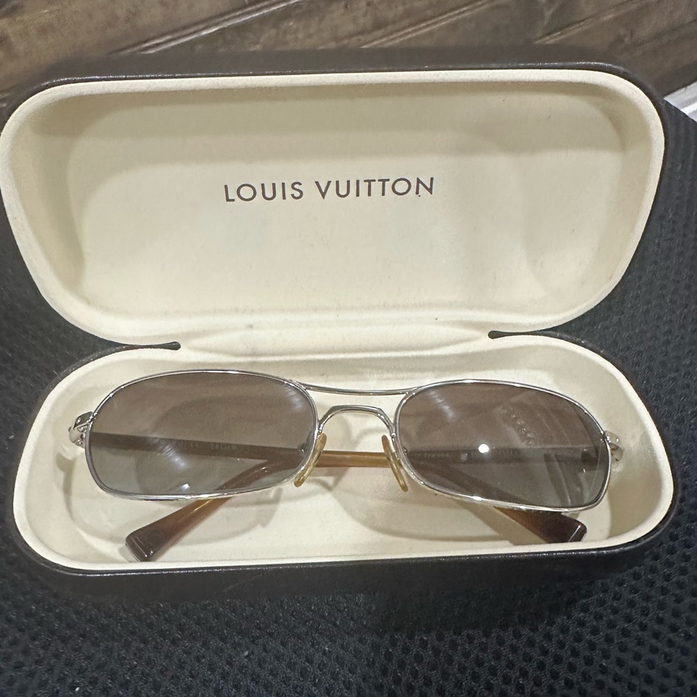 AUTHENTIC Louis Vuitton Men’s sunglasses.